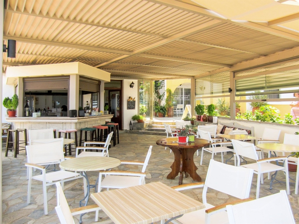 Imagen del bar/restaurante del Apartamentos Irida Hotel. Foto 3