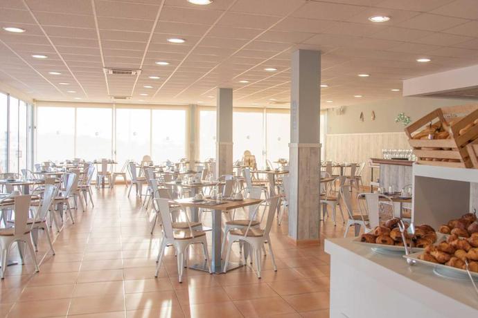 Imagen del bar/restaurante del Apartamentos Isla del Aire. Foto 2