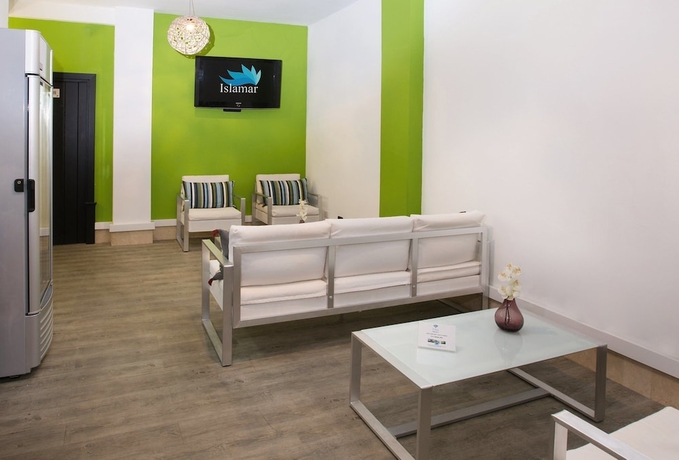 Imagen del bar/restaurante del Apartamentos Islamar. Foto 2