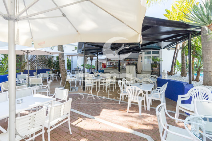 Imagen del bar/restaurante del Apartamentos Jardines De Las Golondrinas. Foto 2