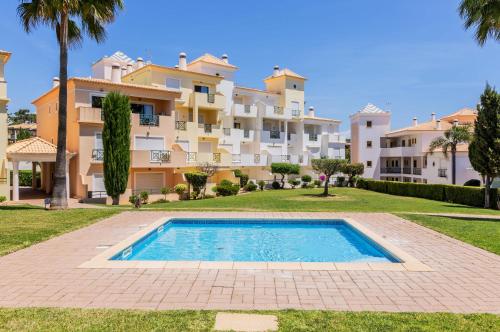 Imagen de la piscina del Apartamentos Jardins Santa Eulalia. Foto 20