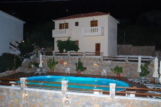 Imagen de la piscina del Apartamentos Kalithea Studios. Foto 7