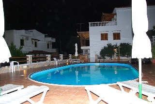 Imagen de la piscina del Apartamentos Kalithea Studios. Foto 9