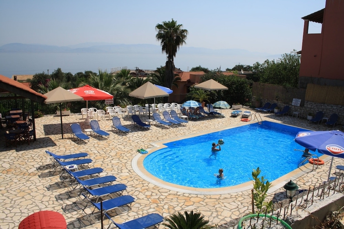 Imagen de la piscina del Apartamentos Kerkyra Beach Apartments. Foto 16