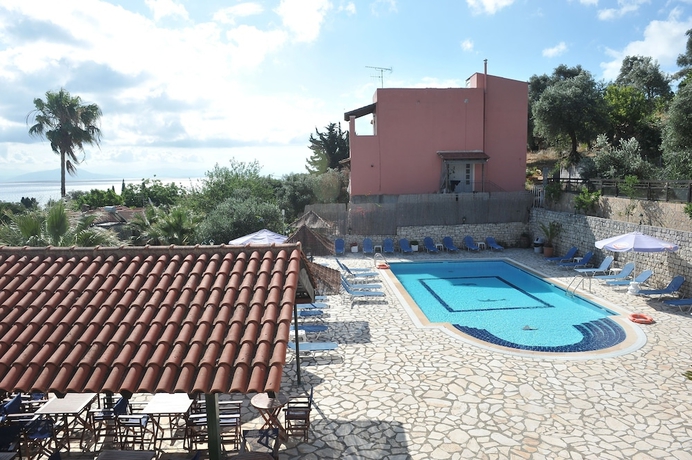 Imagen de la piscina del Apartamentos Kerkyra Beach Apartments. Foto 18