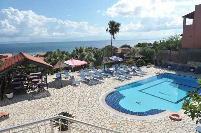 Imagen de la piscina del Apartamentos Kerkyra Beach Apartments. Foto 19