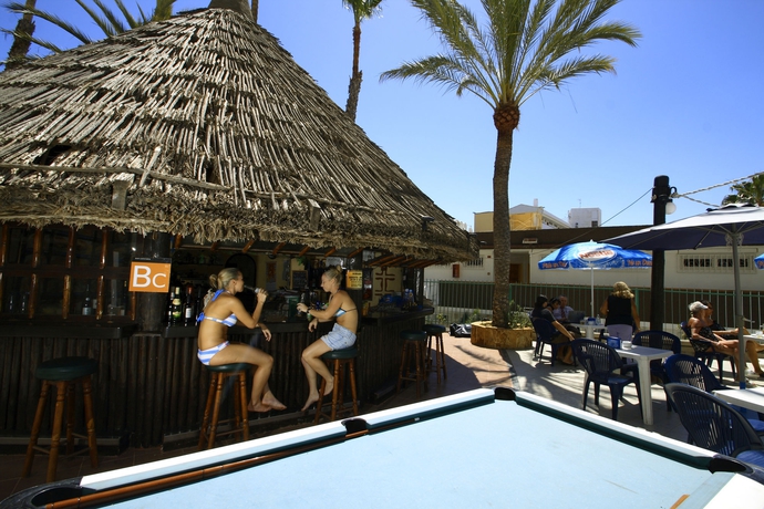 Imagen de la piscina del Apartamentos Koka. Foto 13