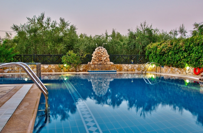 Imagen de la piscina del Apartamentos Kyprianos. Foto 16