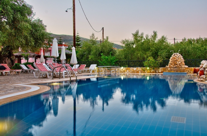 Imagen de la piscina del Apartamentos Kyprianos. Foto 17
