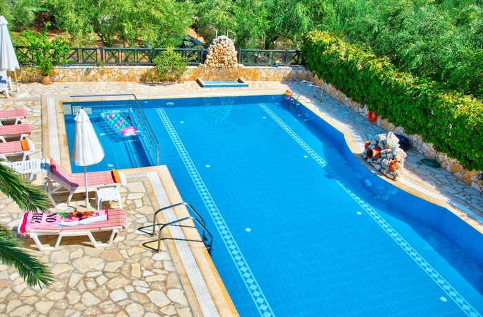 Imagen de la piscina del Apartamentos Kyprianos. Foto 18