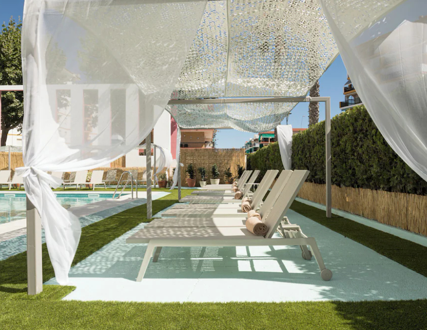 Imagen de la piscina del Apartamentos LAN Suites. Foto 23