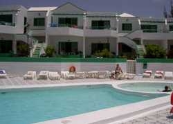 Imagen de la piscina del Apartamentos LAS ORQUIDEAS. Foto 22