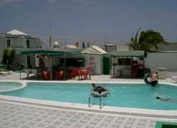 Imagen de la piscina del Apartamentos LAS ORQUIDEAS. Foto 23