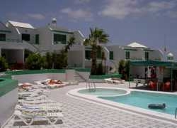 Imagen de la piscina del Apartamentos LAS ORQUIDEAS. Foto 24