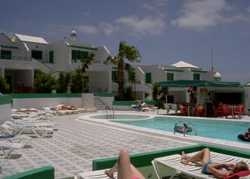 Imagen de la piscina del Apartamentos LAS ORQUIDEAS. Foto 25