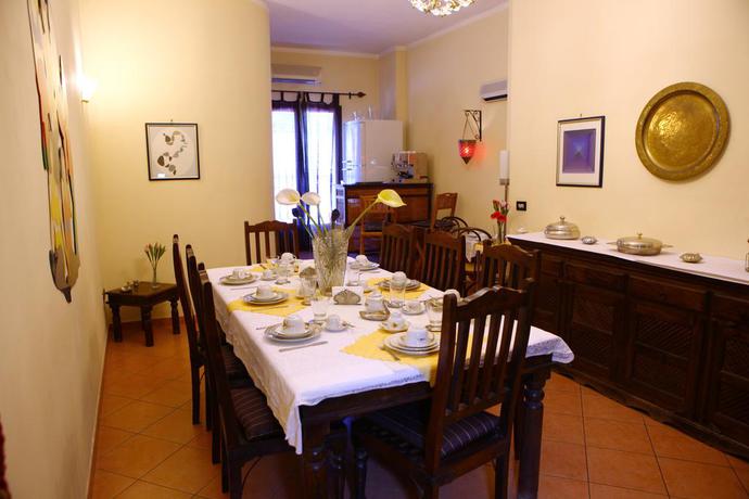 Imagen del bar/restaurante del Apartamentos LINCOLN, Palermo. Foto 2