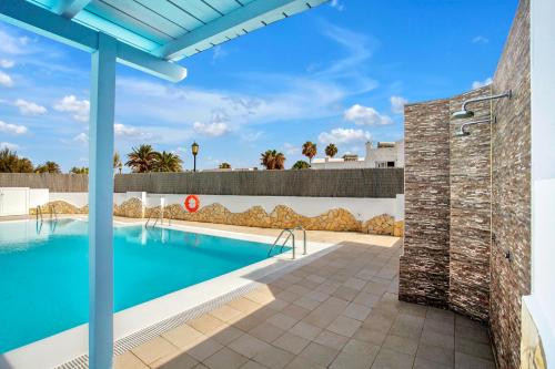 Imagen general del Apartamentos LIVVO Mar Azul - Adults Only. Foto 1