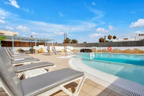 Imagen general del Apartamentos LIVVO Mar Azul - Adults Only. Foto 7