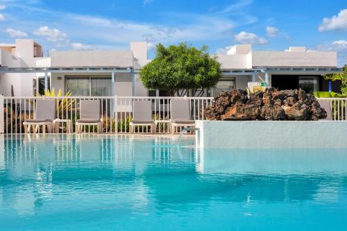 Imagen general del Apartamentos LIVVO Mar Azul - Adults Only. Foto 11
