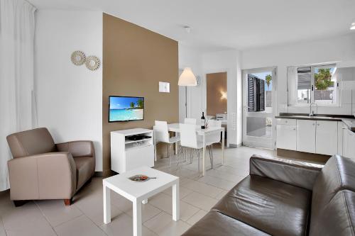 Imagen general del Apartamentos LIVVO Mar Azul - Adults Only. Foto 14