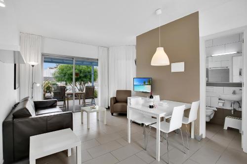 Imagen general del Apartamentos LIVVO Mar Azul - Adults Only. Foto 16