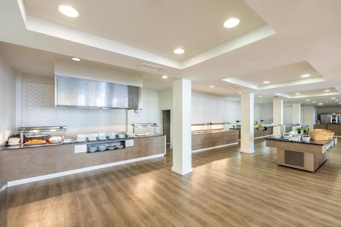 Imagen del bar/restaurante del Apartamentos LIVVO Morromar. Foto 2