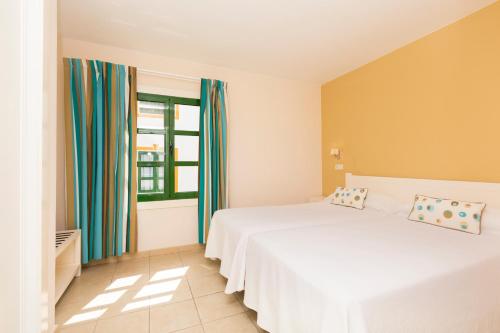 Imagen de la habitación del Apartamentos LIVVO Puerto de Mog&aacute;n, Playa de Mog&aacute;n. Foto 4