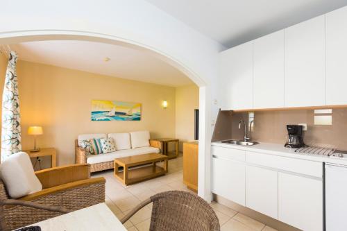 Imagen de la habitación del Apartamentos LIVVO Puerto de Mog&aacute;n, Playa de Mog&aacute;n. Foto 7