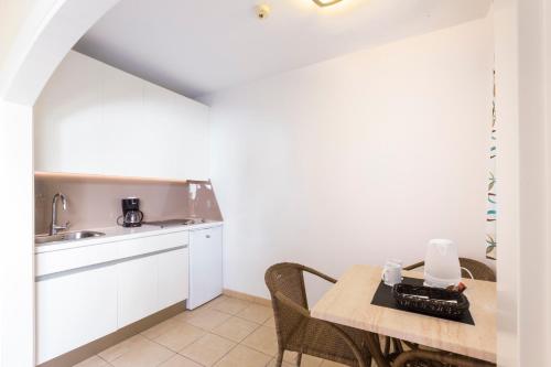 Imagen de la habitación del Apartamentos LIVVO Puerto de Mog&aacute;n, Playa de Mog&aacute;n. Foto 10