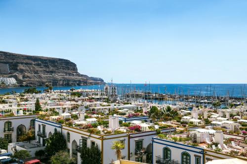 Imagen general del Apartamentos LIVVO Puerto de Mog&aacute;n, Playa de Mog&aacute;n. Foto 1