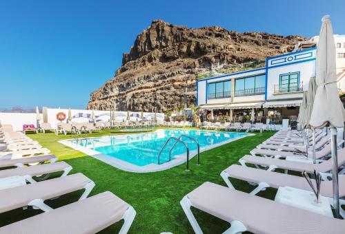 Imagen de la piscina del Apartamentos LIVVO Puerto de Mog&aacute;n, Playa de Mog&aacute;n. Foto 18