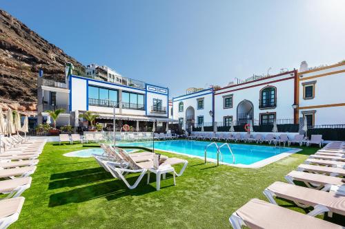 Imagen de la piscina del Apartamentos LIVVO Puerto de Mog&aacute;n, Playa de Mog&aacute;n. Foto 19