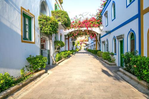 Imagen de los exteriores del Apartamentos LIVVO Puerto de Mog&aacute;n, Playa de Mog&aacute;n. Foto 12