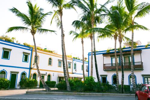 Imagen de los exteriores del Apartamentos LIVVO Puerto de Mog&aacute;n, Playa de Mog&aacute;n. Foto 13