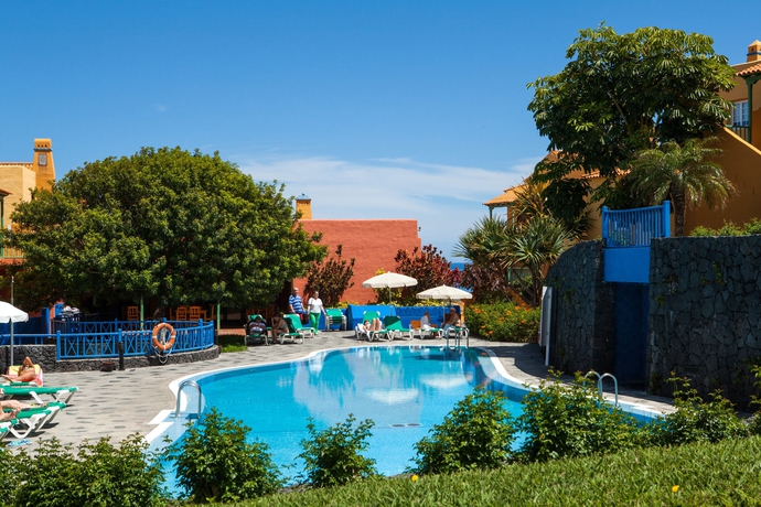 Imagen de la piscina del Apartamentos La Caleta. Foto 10