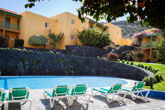 Imagen de la piscina del Apartamentos La Caleta. Foto 11