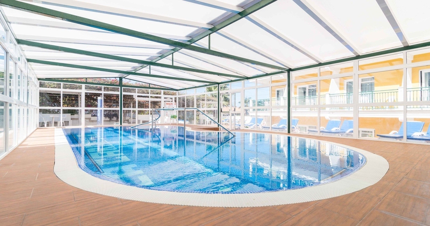 Imagen de la piscina del Apartamentos La Carabela. Foto 16