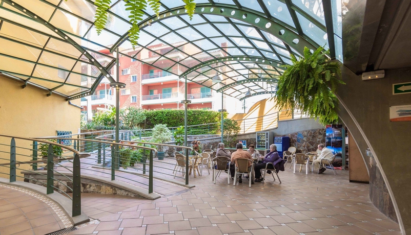 Imagen del bar/restaurante del Apartamentos La Carabela. Foto 7