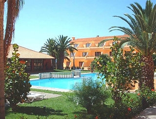 Imagen de la piscina del Apartamentos La Cascada. Foto 3