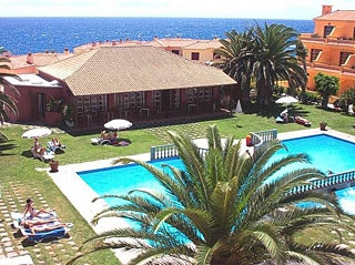 Imagen de la piscina del Apartamentos La Cascada. Foto 4