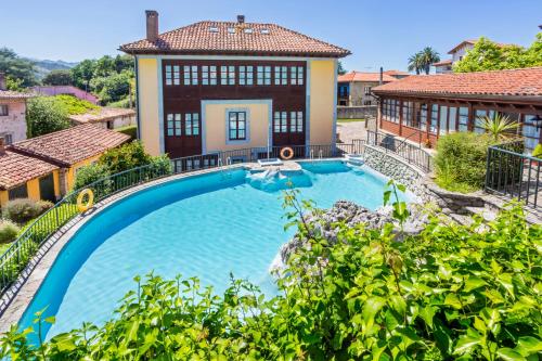 Imagen de la piscina del Apartamentos La Casona de Vidiago. Foto 9