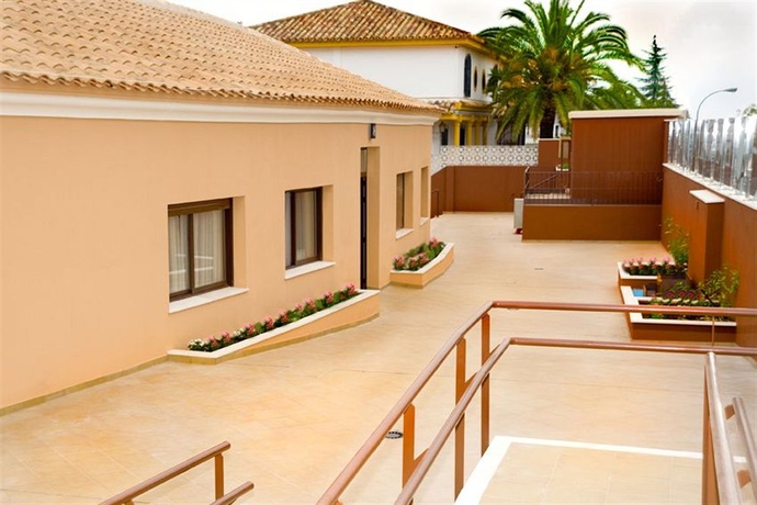 Imagen de los exteriores del Apartamentos La Castilleja. Foto 10