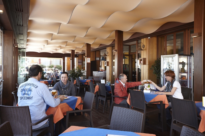 Imagen del bar/restaurante del Apartamentos La Jabega. Foto 7