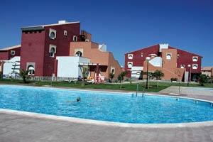 Imagen de la piscina del Apartamentos La Menara. Foto 4