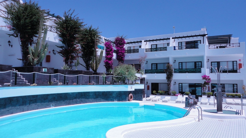 Imagen de la piscina del Apartamentos La Moraña. Foto 14