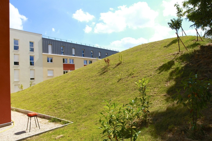 Imagen de los exteriores del Apartamentos L'a&eacute;ronat. Foto 7