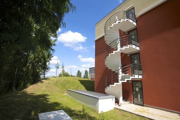 Imagen de los exteriores del Apartamentos L'a&eacute;ronat. Foto 8