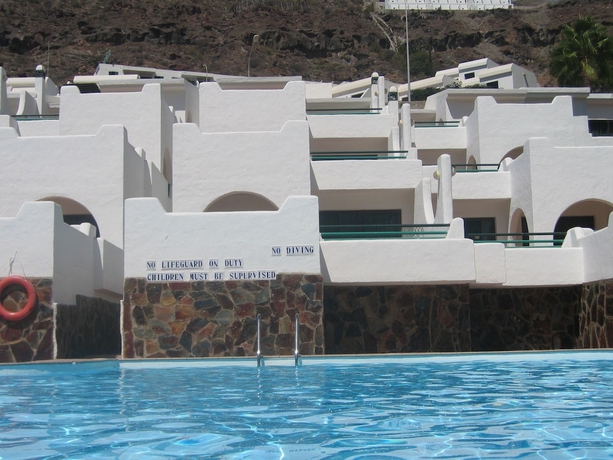 Imagen de la piscina del Apartamentos Laguna Apartments. Foto 8