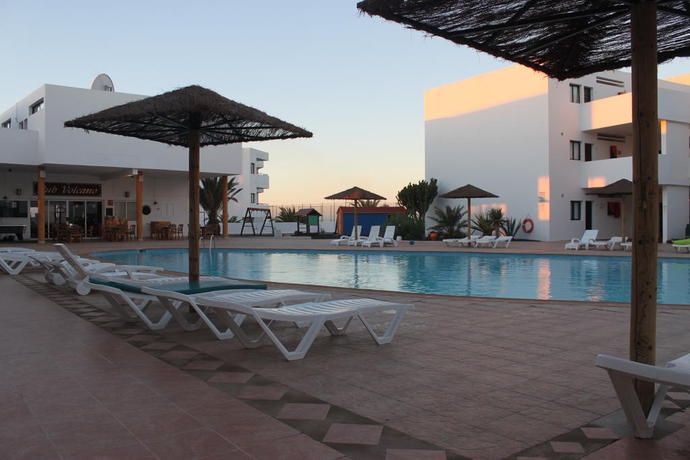 Imagen de la piscina del Apartamentos Lanzarote Paradise. Foto 9