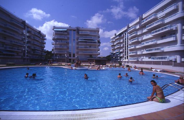 Imagen de la piscina del Apartamentos Larimar Rodor. Foto 9
